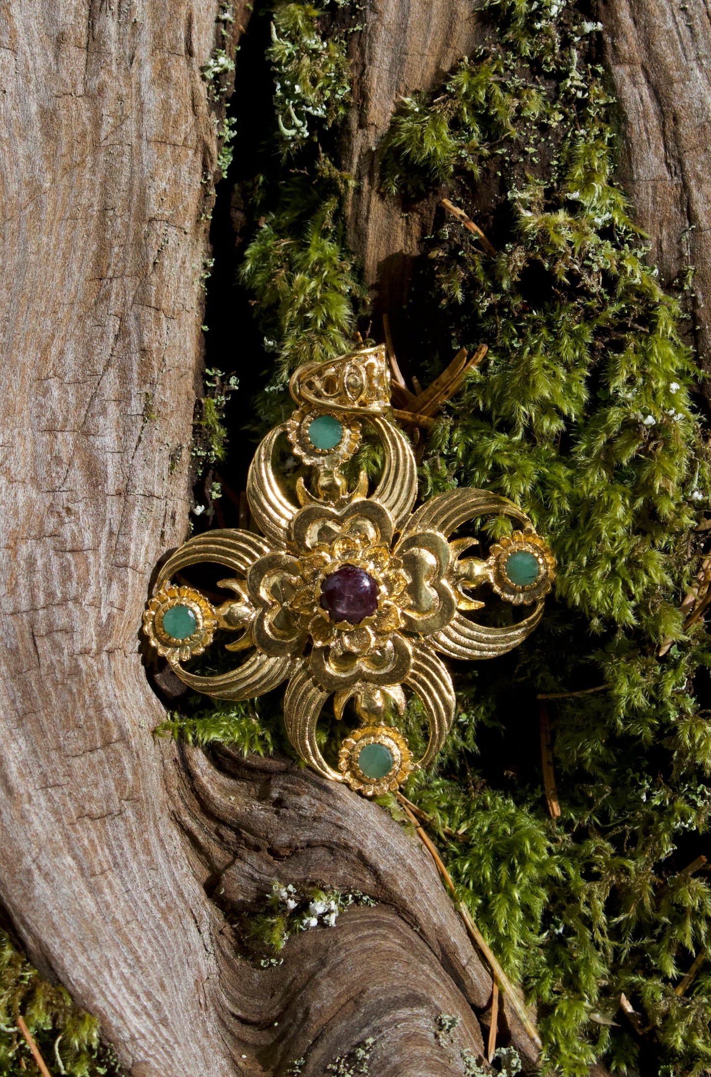 Dorje Pendant - 24K Gold Plated - Star Sapphire