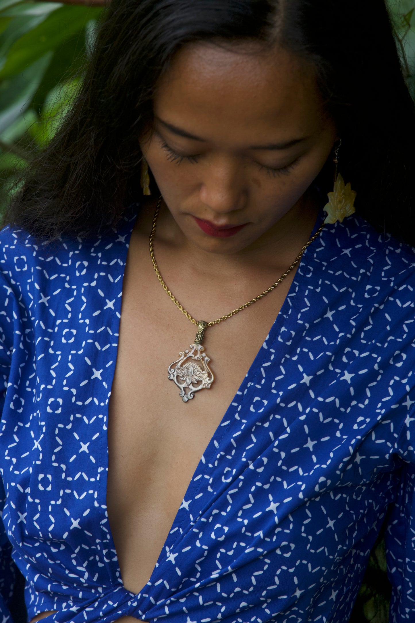 Lotus Pendant - Dark Mother of Pearl - Brass Bail