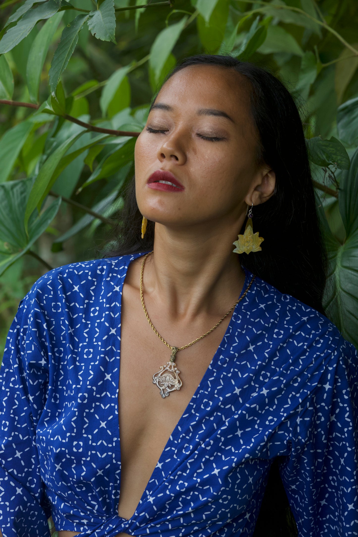 Lotus Pendant - Dark Mother of Pearl - Brass Bail