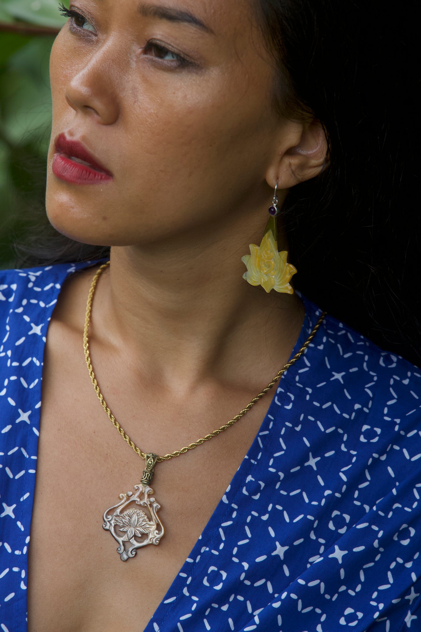 Lotus Pendant - Dark Mother of Pearl - Brass Bail