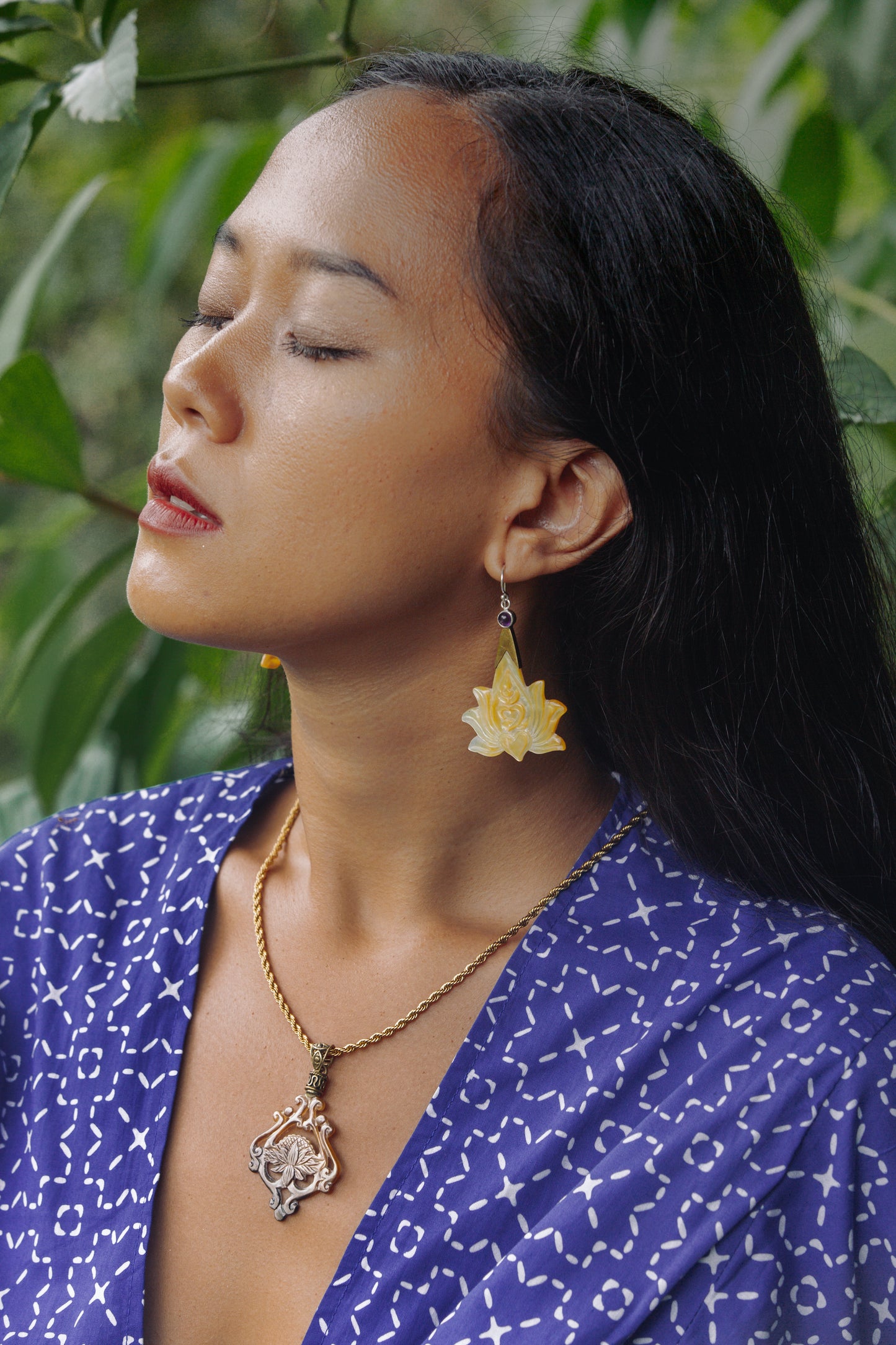 Lotus Pendant - Dark Mother of Pearl - Brass Bail