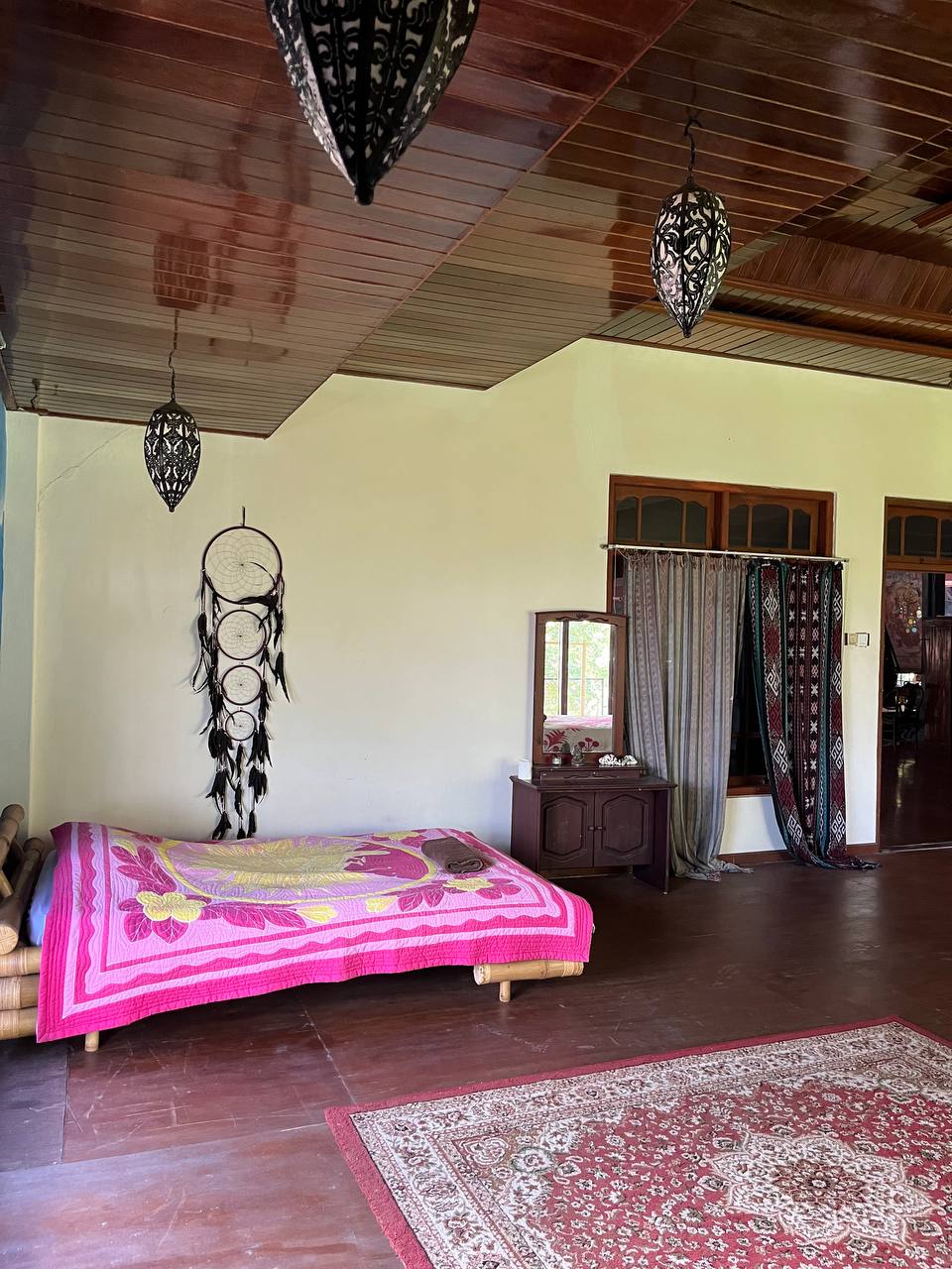 Single bed in Large shared 3 bed room - 1 Person - 1 week - Bali Flow Temple Artist Residency