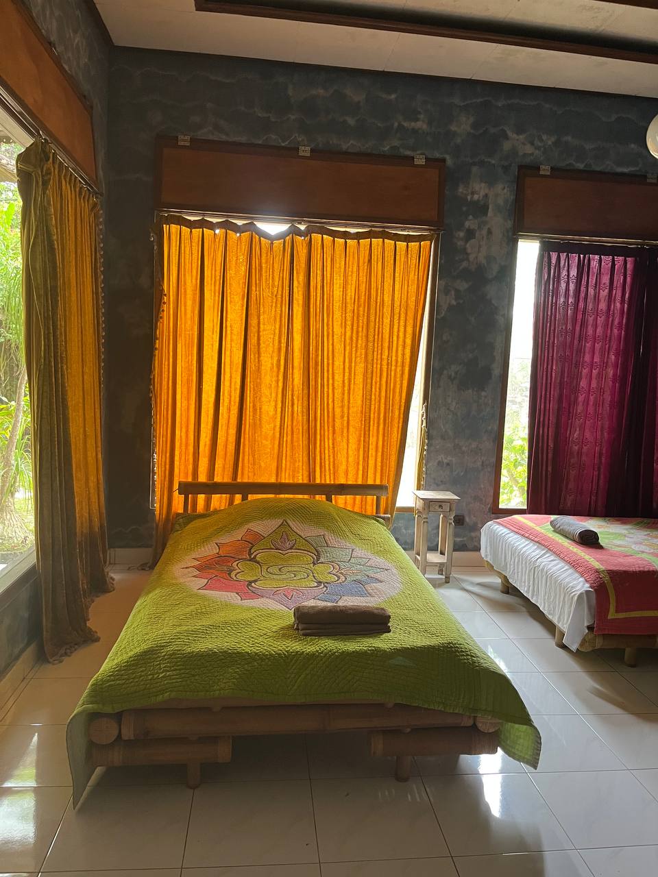 Single bed in Large shared 3 bed room - 1 Person - 1 week - Bali Flow Temple Artist Residency