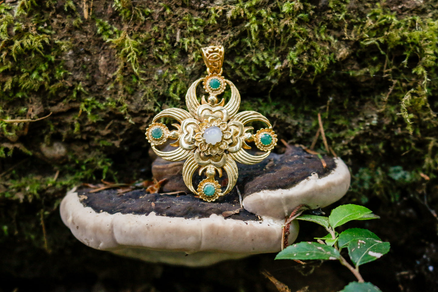 Dorje Pendant - 24K Gold Plated - Rainbow Moonstone