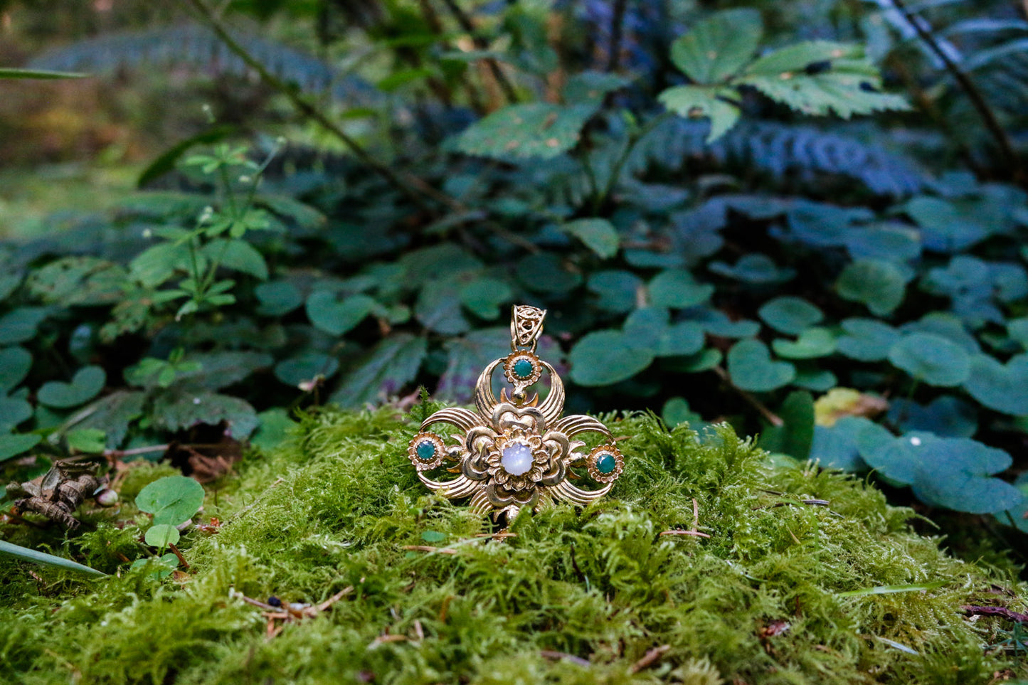 Dorje Pendant - 24K Gold Plated - Rainbow Moonstone Liquid Fire Mantra