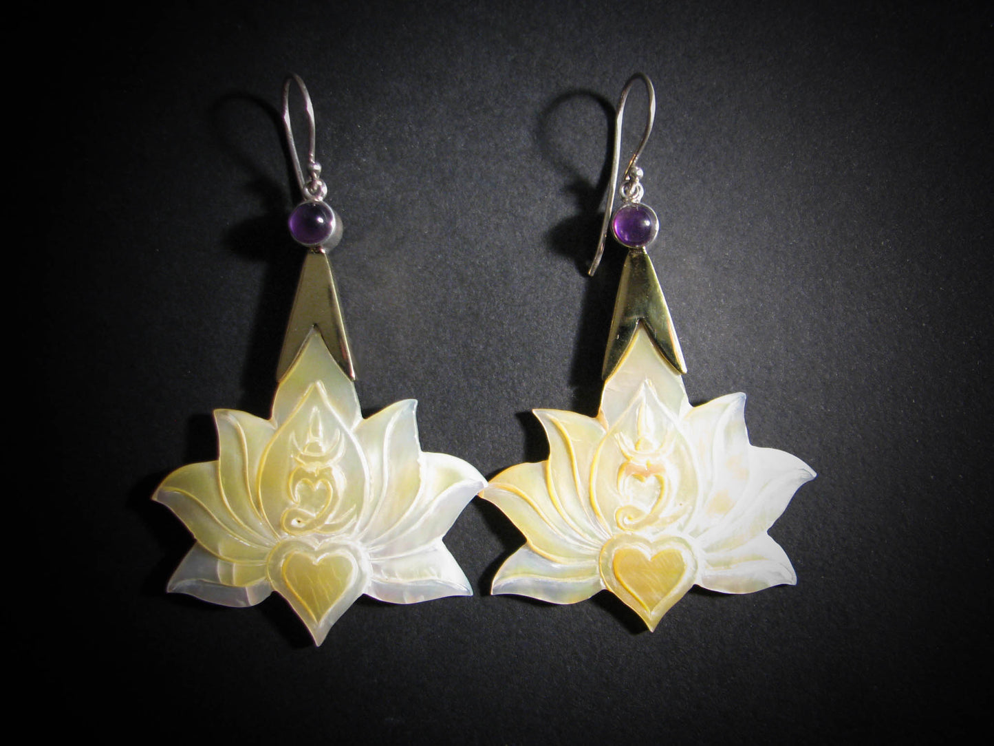 drop lotus light black
