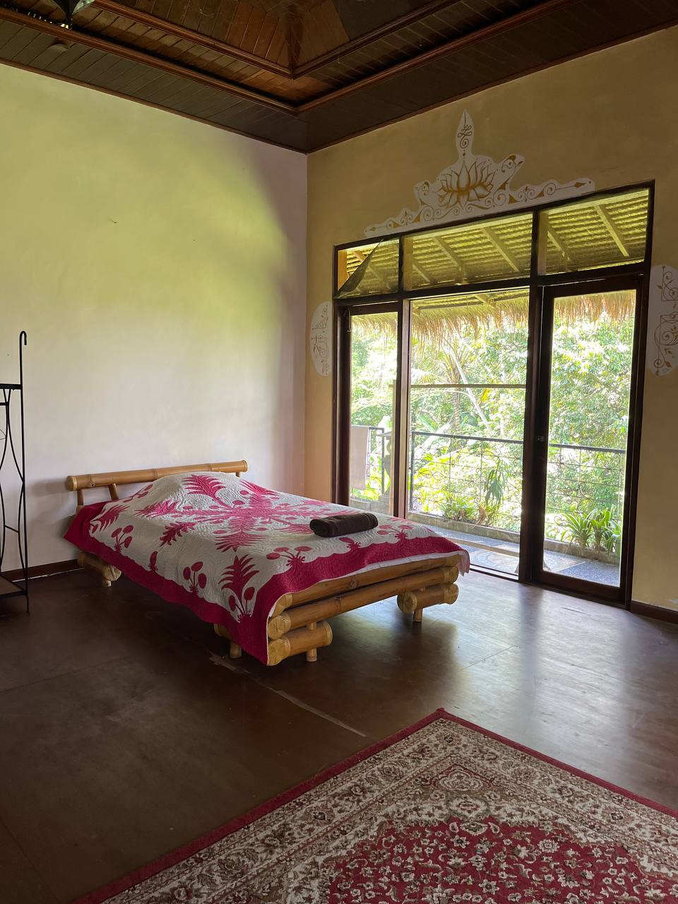 Single bed in Large shared 3 bed room - 1 Person - 1 month - Bali Flow Temple - Living Room with Daily Classes