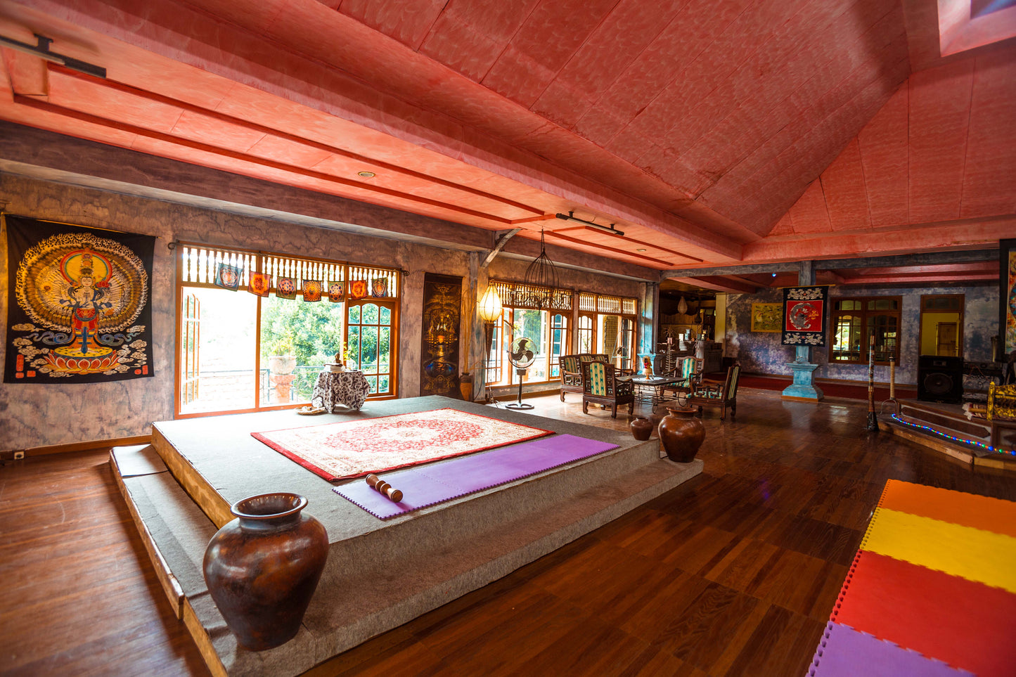Single bed in Large shared 3 bed room - 1 Person - 1 week - Bali Flow Temple - Living room with Daily Classes