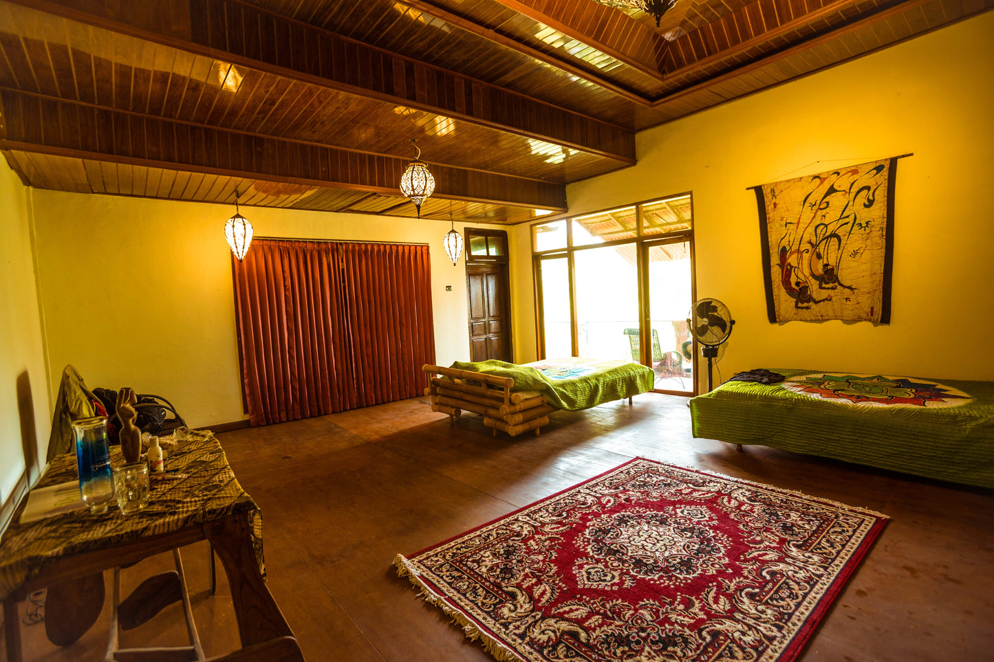 Single bed in Large shared 3 bed room - 1 Person - 1 week - Bali Flow Temple - Living room with Daily Classes